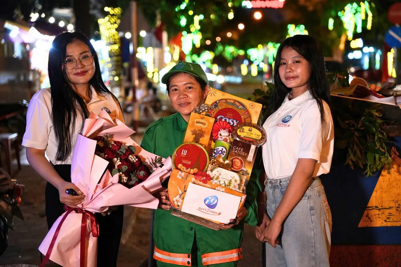 Biểu tượng trò chuyện trực tuyến ho88, hình ảnh người đang chat, nền vàng đen